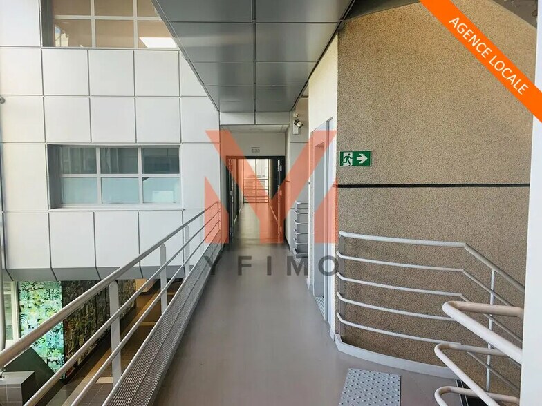 Office in Poissy for lease - Interior Photo - Image 1 of 5