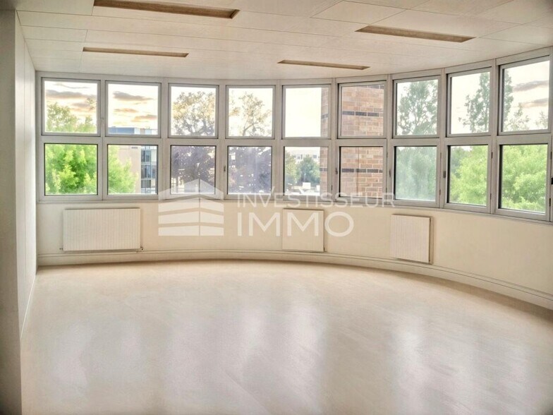 Office in Lognes for lease - Interior Photo - Image 2 of 4