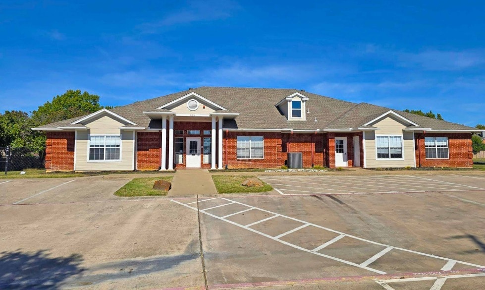 604 Mid Cities Blvd, Hurst, TX for lease - Primary Photo - Image 1 of 6