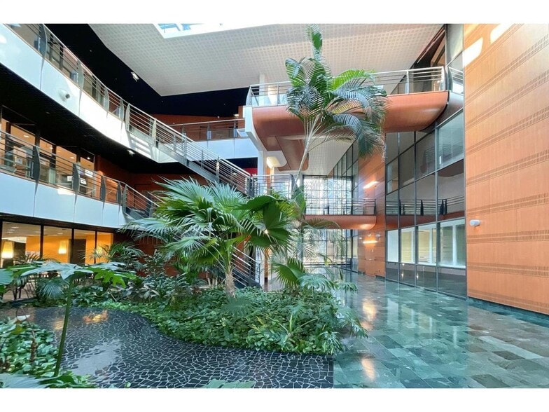 Office in Rosny-sous-Bois for lease - Building Photo - Image 2 of 6