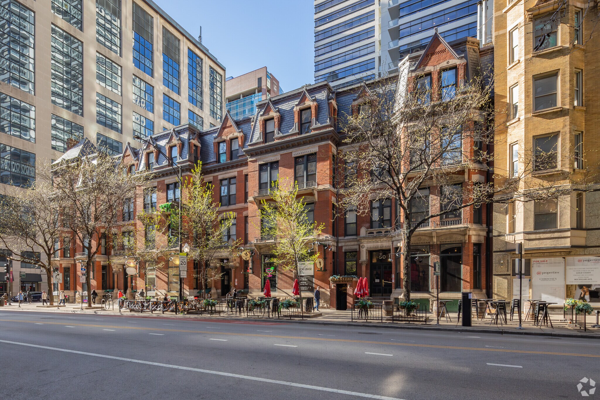 42-50 E Chicago Ave, Chicago, IL à louer Photo du bâtiment- Image 1 de 5