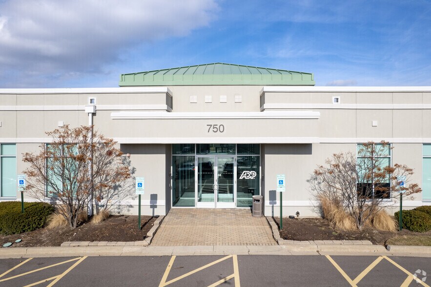 750 Estate Dr, Deerfield, IL à louer - Photo du bâtiment - Image 3 de 4