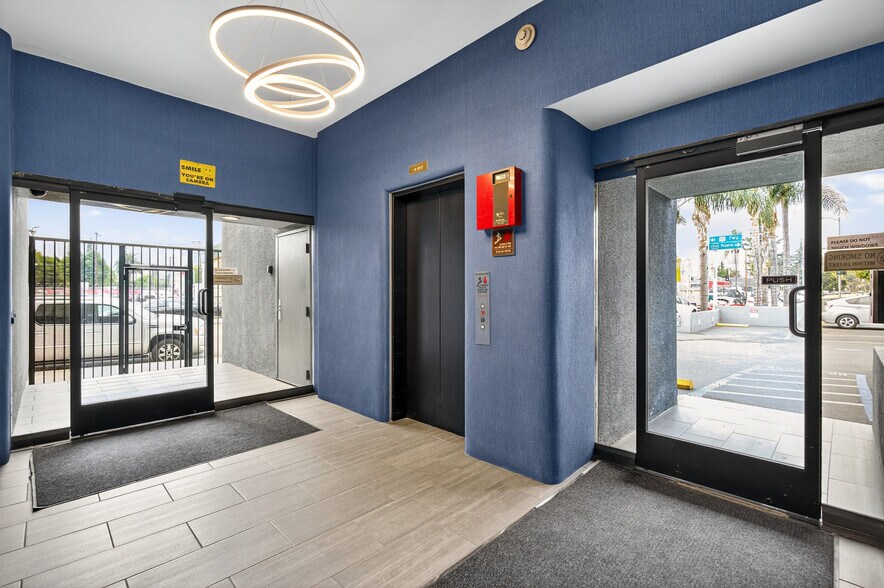 10999 Riverside Dr, North Hollywood, CA à louer - Photo du bâtiment - Image 3 de 23