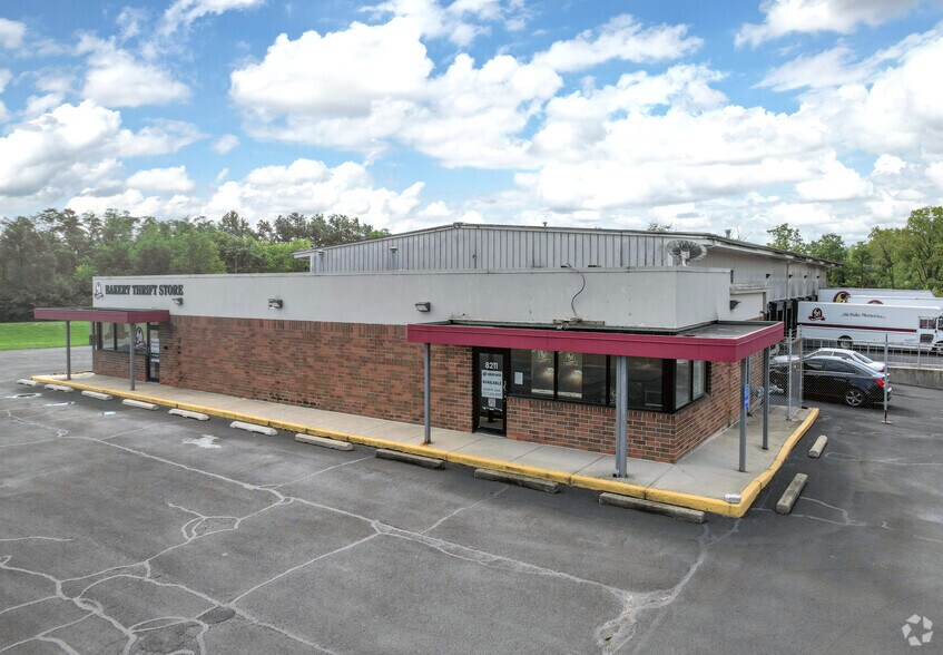 8211-8215 Brookville Rd, Indianapolis, IN à louer - Photo du bâtiment - Image 2 de 5