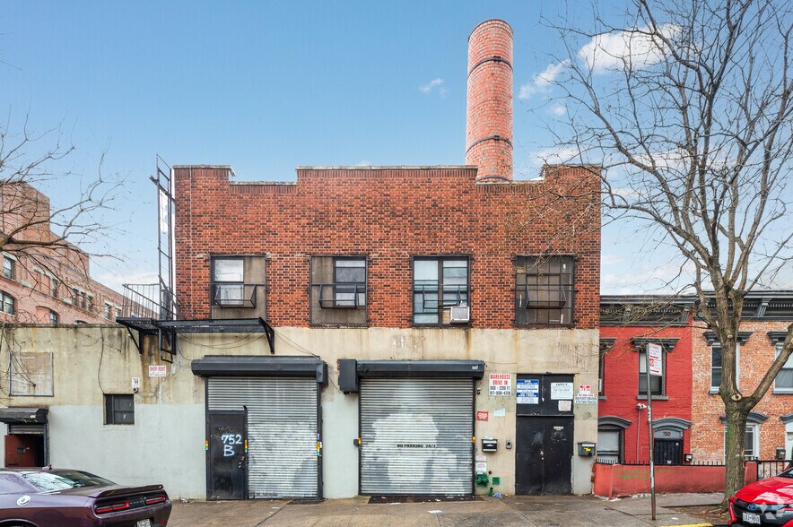 752 Willow Ave, Bronx, NY à louer - Photo du bâtiment - Image 2 de 2