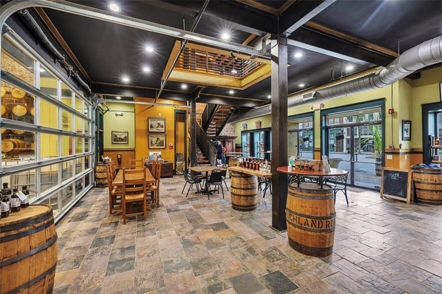 1404-1406 Newcastle St, Brunswick, GA for sale - Interior Photo - Image 2 of 5