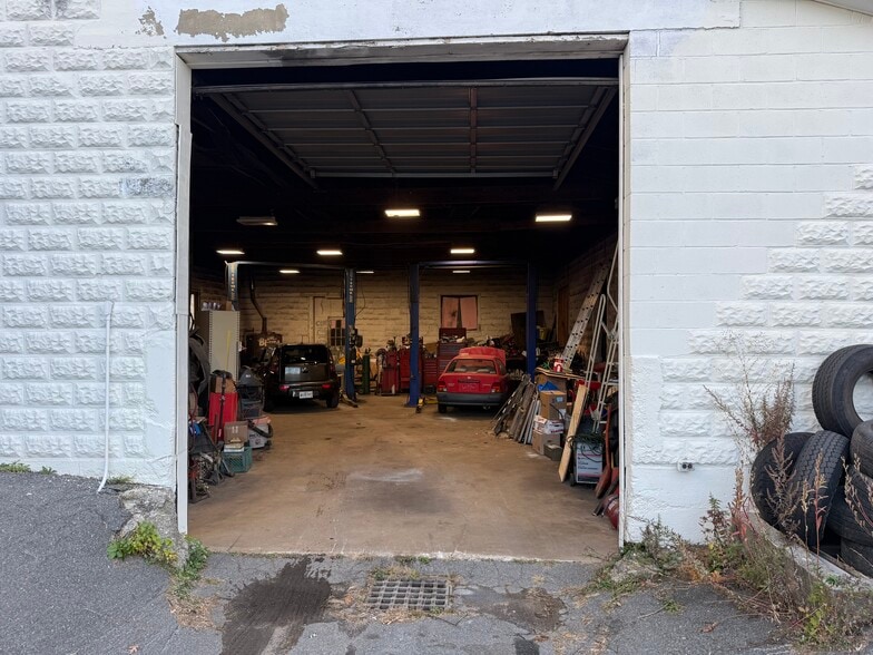 477 Hartford Avenue West, Uxbridge, MA for sale - Building Photo - Image 1 of 9