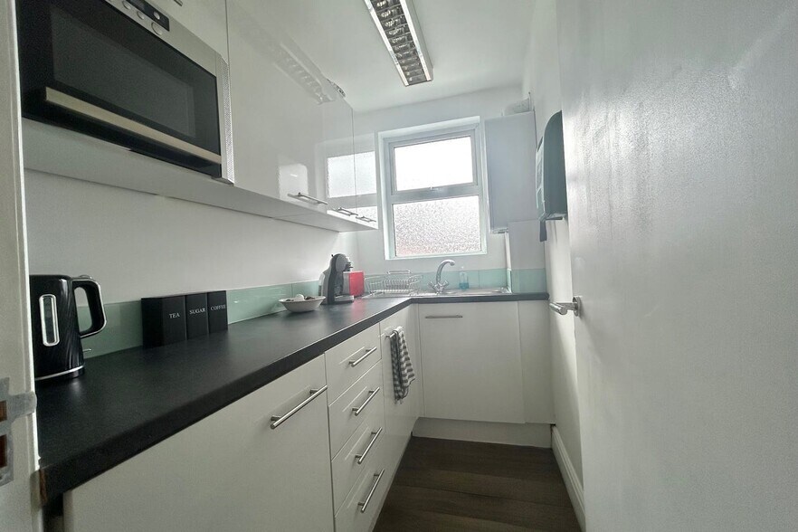 241 Chertsey Rd, Addlestone à louer - Photo intérieure - Image 2 de 7