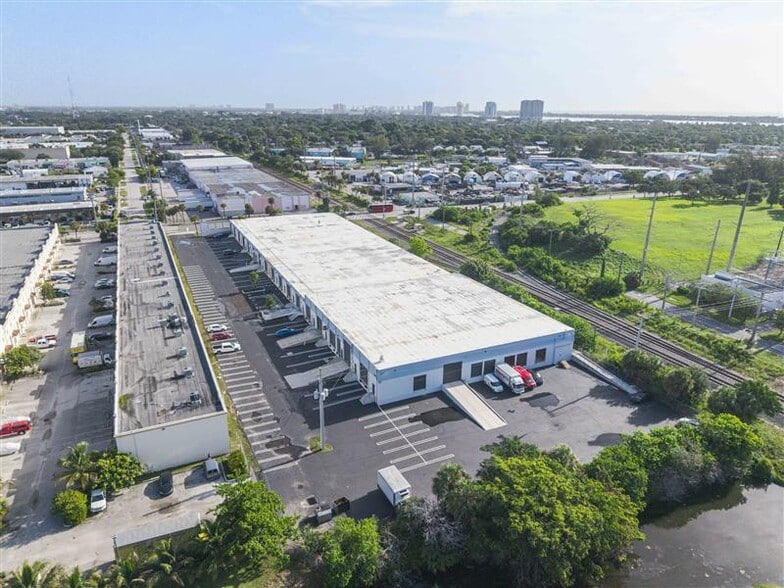1100 25th St, West Palm Beach, FL for lease - Building Photo - Image 2 of 27