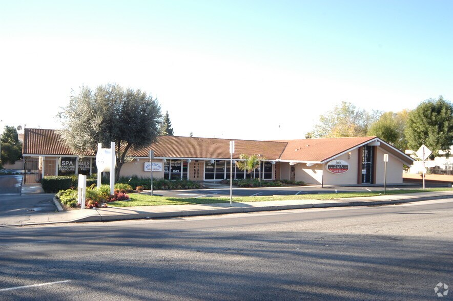 9555-9557 Foothill Blvd, Rancho Cucamonga, CA for lease - Primary Photo - Image 1 of 3