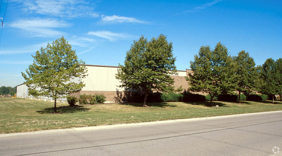 9877-9893 Crescent Park Dr, West Chester, OH for lease - Building Photo - Image 2 of 2