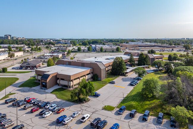 Plus de détails pour 700 Pilgrim Way, Green Bay, WI - Plusieurs types d'espaces à louer