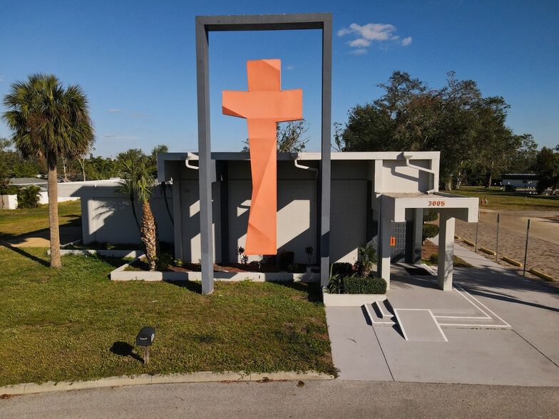 3005 S Tuttle Ave, Sarasota, FL for sale - Primary Photo - Image 1 of 37
