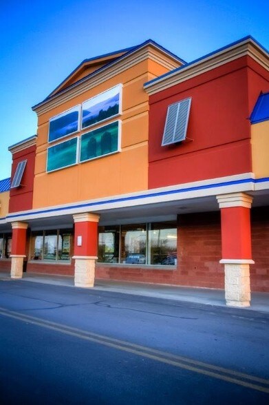 39 Eastern Blvd, Canandaigua, NY à louer - Photo du bâtiment - Image 3 de 4