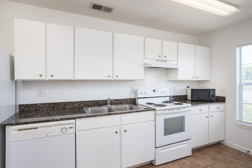 1540 NE Skippers Way, Palm Bay, FL à vendre - Photo intérieure - Image 2 de 4