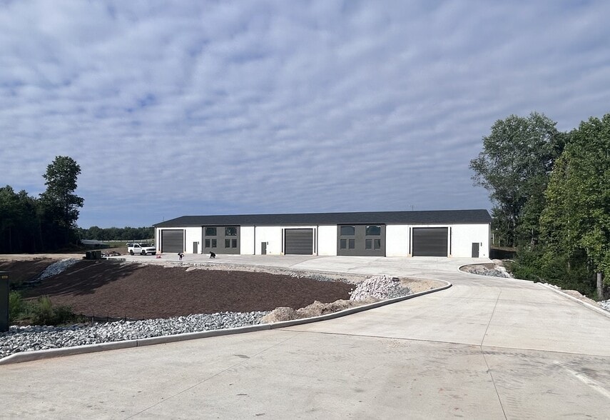 1045 Packard Dr, Mooresville, NC for lease - Primary Photo - Image 1 of 1