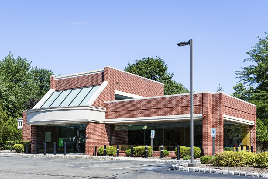 81 W Ramapo Rd, Garnerville, NY for sale - Primary Photo - Image 1 of 17