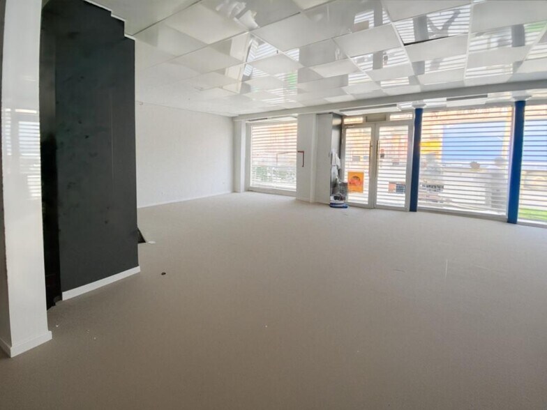 70 Boulevard Ornano, Paris for lease - Interior Photo - Image 2 of 6