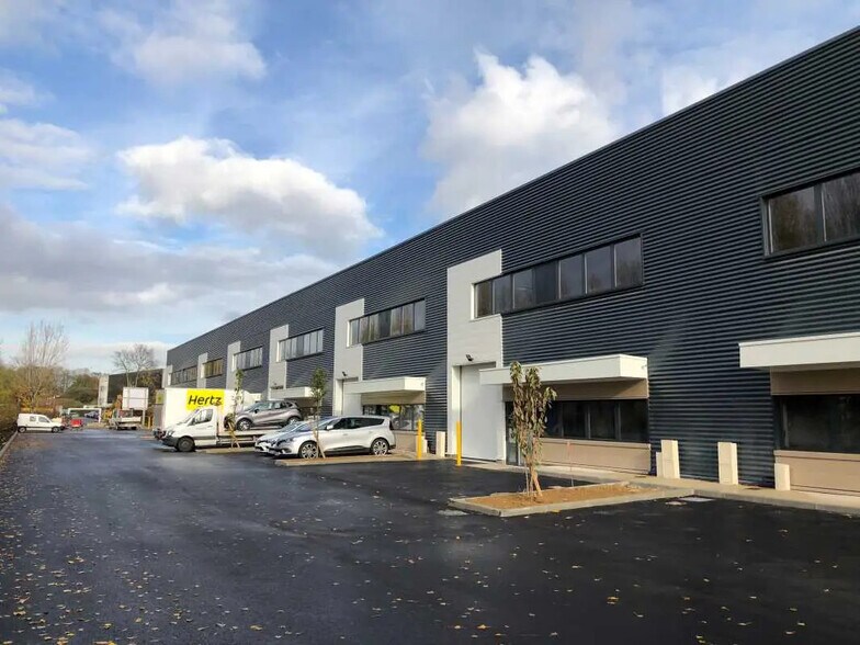 Bureau dans Roissy-en-France à louer - Photo du bâtiment - Image 2 de 12