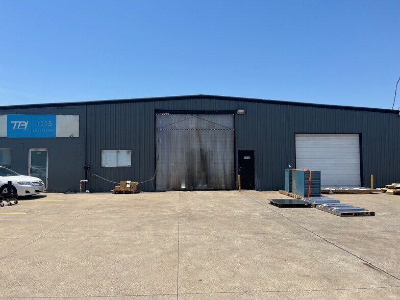 1115 N 1st St, Garland, TX à vendre - Photo du bâtiment - Image 2 de 5