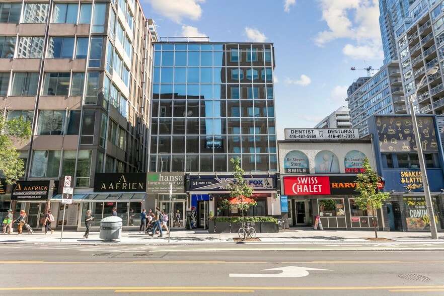 51 Eglinton Ave E, Toronto, ON à vendre - Photo du bâtiment - Image 2 de 2