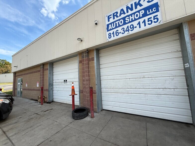 1114 Southview Dr, Liberty, MO à vendre - Photo du bâtiment - Image 3 de 8