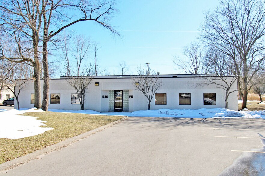 1733-1749 Highwood Rd, Pontiac, MI for lease - Building Photo - Image 2 of 3