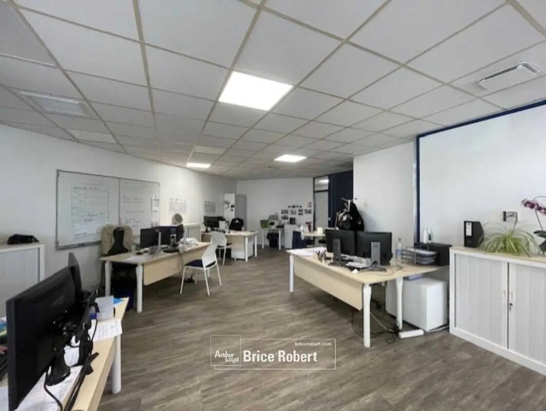 Office in Villeurbanne for lease Interior Photo- Image 1 of 8