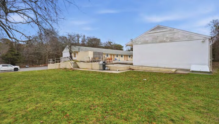 2201 North Rd, Hampton Bays, NY à vendre - Photo du bâtiment - Image 2 de 21