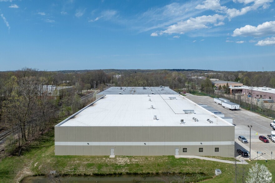 6575 Davis Industrial Pky, Solon, OH à louer - Photo du bâtiment - Image 2 de 4