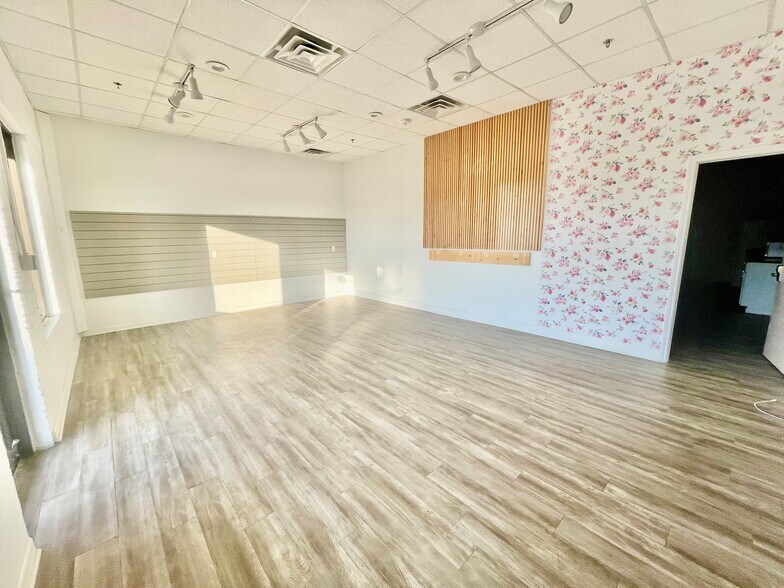 611 Dallas Dr, Roanoke, TX à louer - Photo du bâtiment - Image 2 de 5