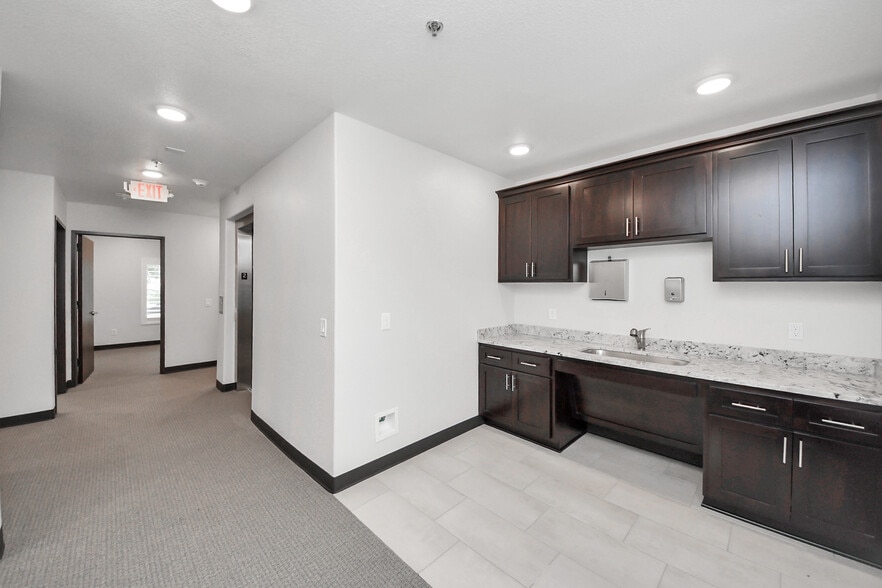 6536 Greatwood Pky, Sugar Land, TX à louer - Photo du bâtiment - Image 3 de 19