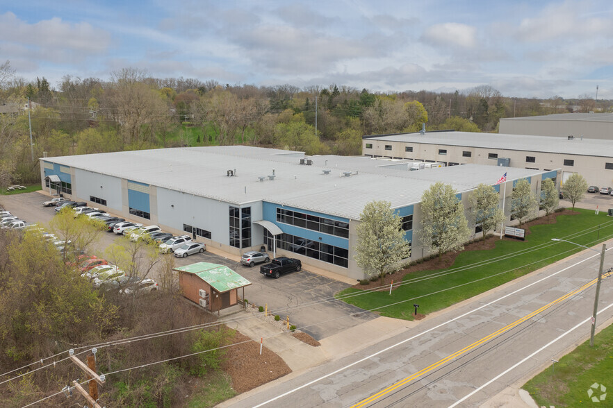 2140 Oak Industrial Dr NE, Grand Rapids, MI for lease - Aerial - Image 3 of 10