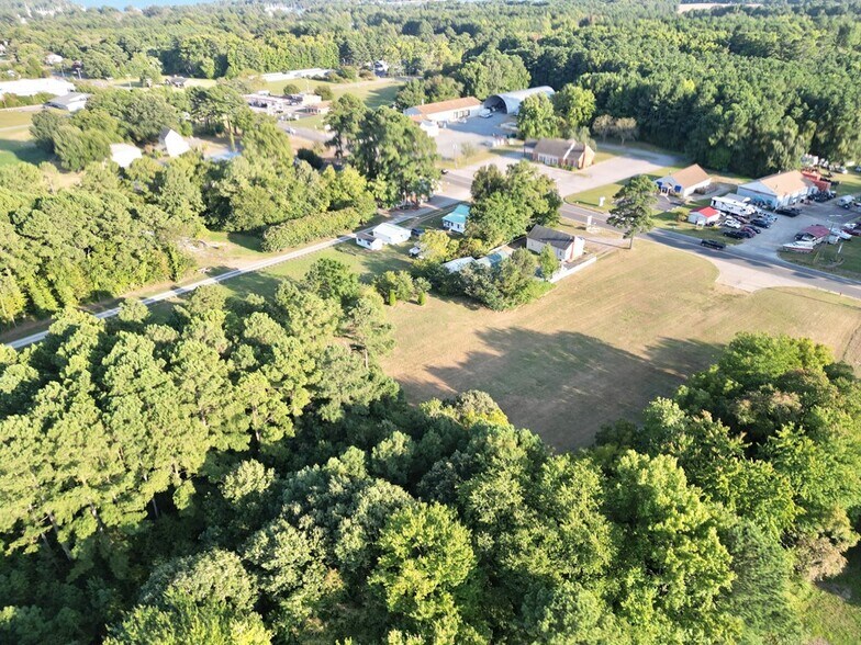 16445 General Puller Hwy, Deltaville, VA à vendre - Photo du bâtiment - Image 2 de 6