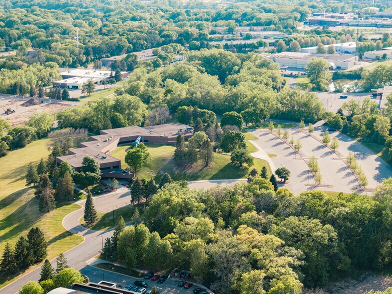 14615 Lone Oak Rd, Eden Prairie, MN à vendre - Photo du bâtiment - Image 3 de 18