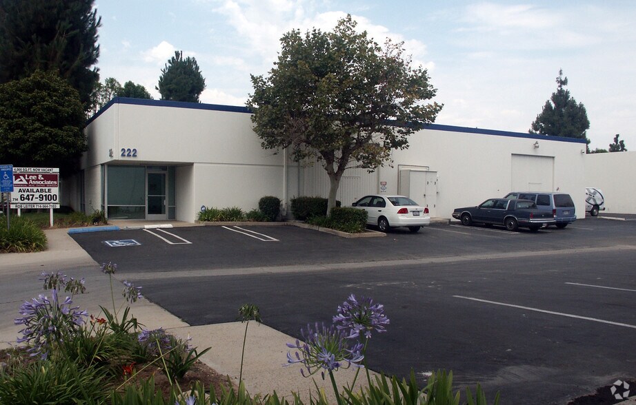 1390 Titan Way, Brea, CA à louer - Photo du bâtiment - Image 2 de 7