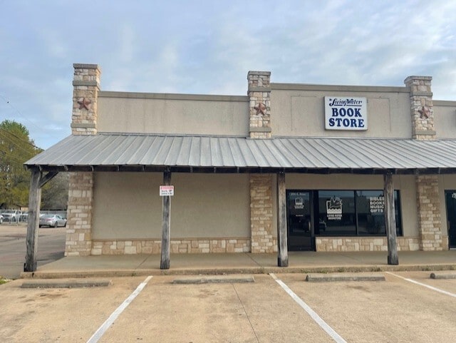 201 N Collegiate Dr, Paris, TX for lease - Building Photo - Image 2 of 19