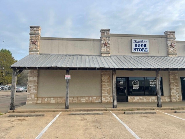 201 N Collegiate Dr, Paris, TX à louer - Photo du bâtiment - Image 2 de 19