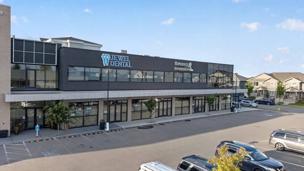 5300 Admiral Girouard St NW, Edmonton, AB à vendre - Photo du bâtiment - Image 3 de 36