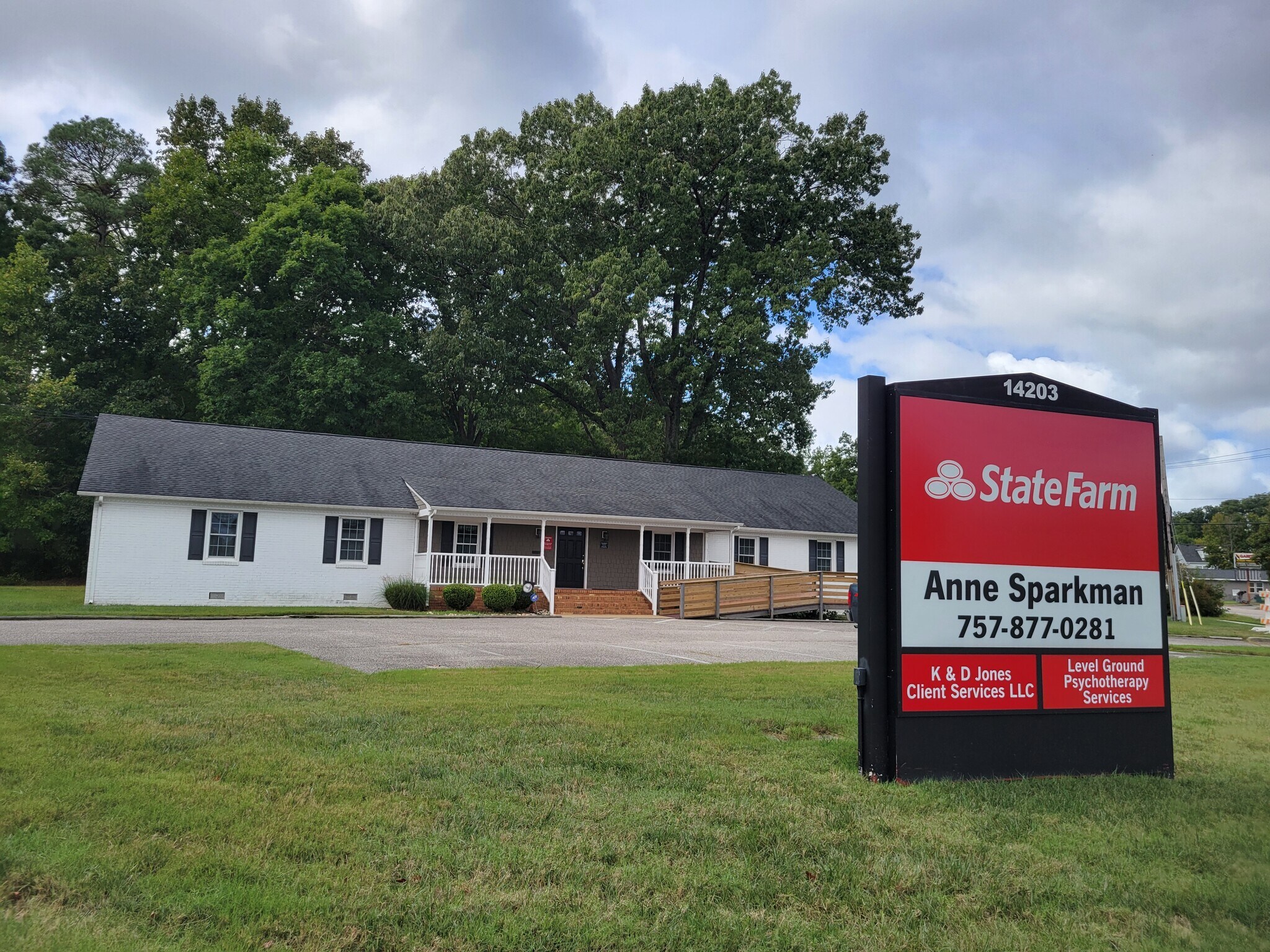 14203 Old Courthouse Way, Newport News, VA à vendre Photo du bâtiment- Image 1 de 3