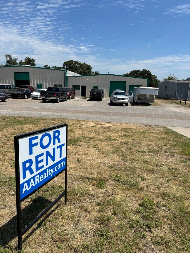 Plus de détails pour 440 N Broadway St, Joshua, TX - Industriel à louer