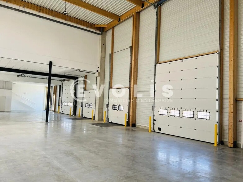 Flex in Moissy-Cramayel for lease - Interior Photo - Image 2 of 6