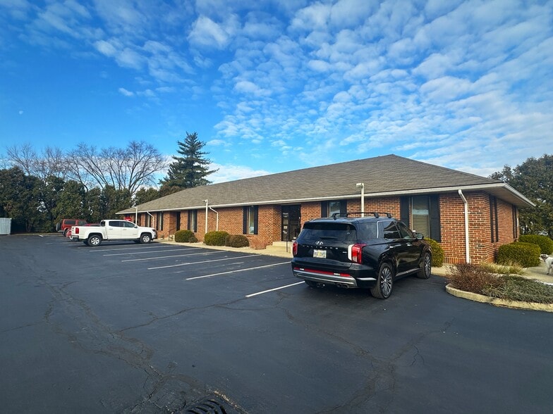 Portfolio of Two (2) Office Buildings portfolio of 2 properties for sale on LoopNet.ca - Building Photo - Image 3 of 18