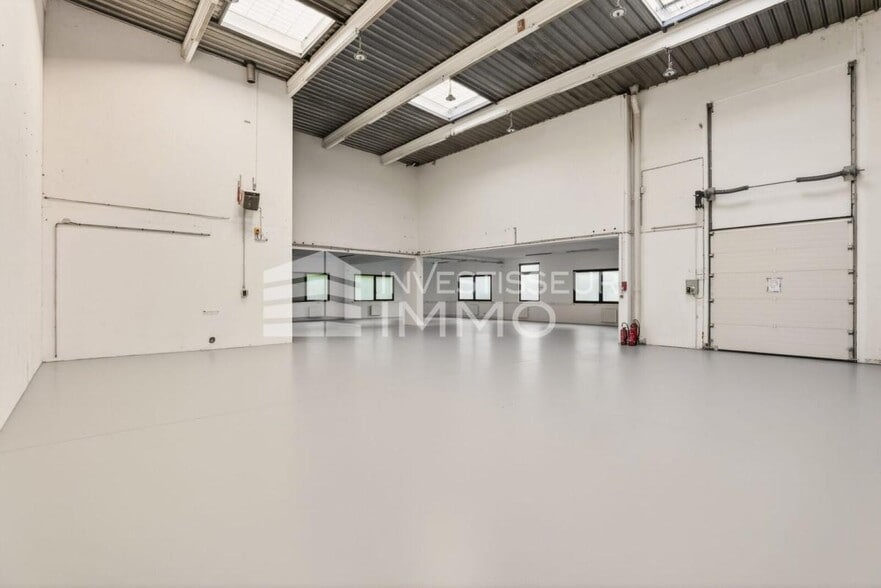 Flex in Champs Sur Marne for lease - Interior Photo - Image 3 of 12