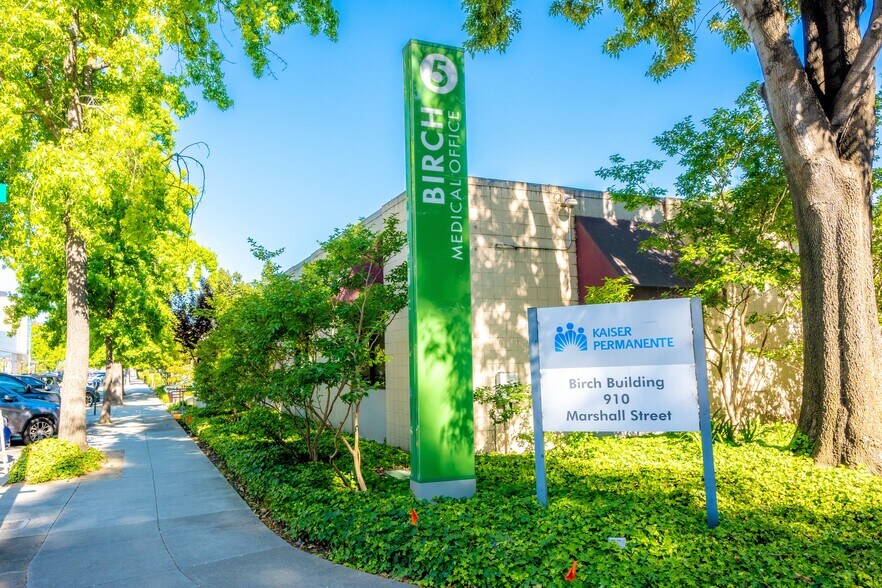 910 Marshall St, Redwood City, CA à louer - Photo du bâtiment - Image 1 de 9