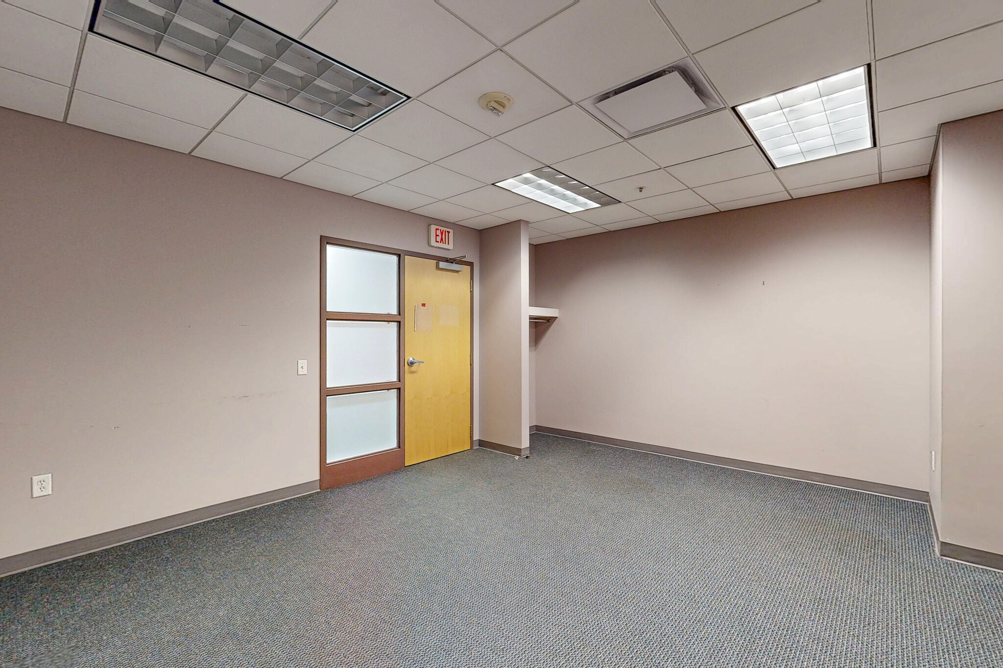 215 10th St, Des Moines, IA for lease Interior Photo- Image 1 of 6