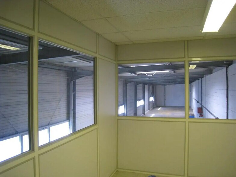 Industrial in Aubagne for lease - Building Photo - Image 3 of 5