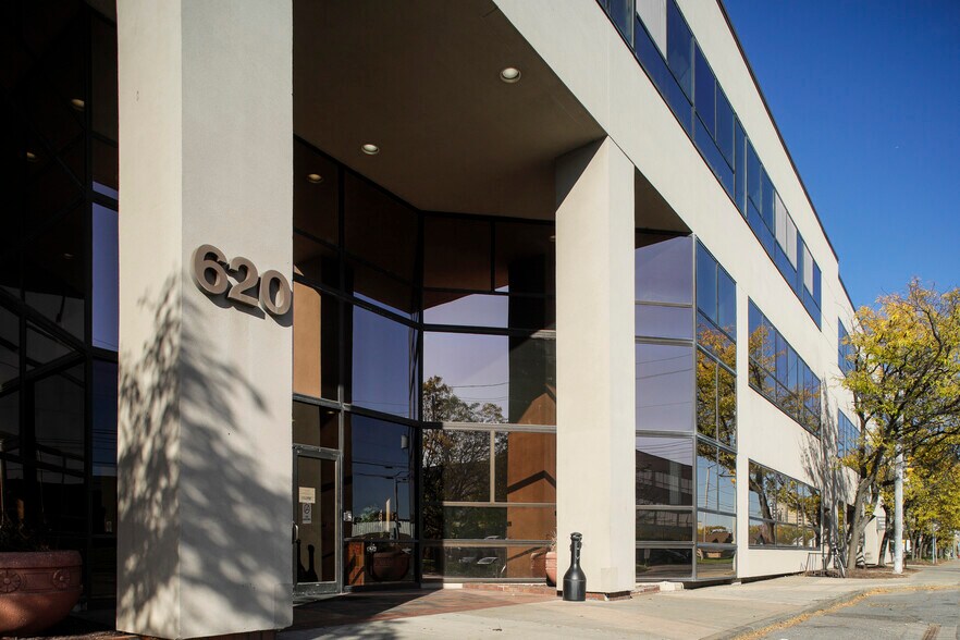 620 W Erie Blvd, Syracuse, NY à louer - Photo du bâtiment - Image 1 de 10