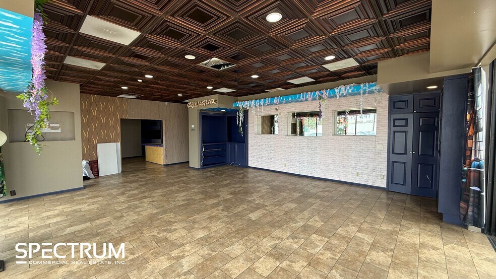 18000 Ventura Blvd, Encino, CA à louer - Photo intérieure - Image 3 de 8