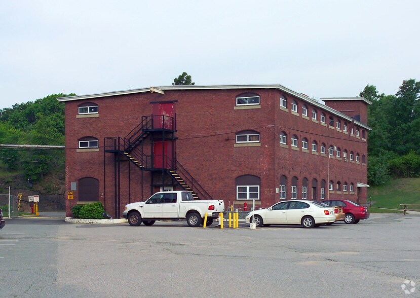 847 Pleasant St, Fall River, MA à louer - Photo du bâtiment - Image 3 de 9